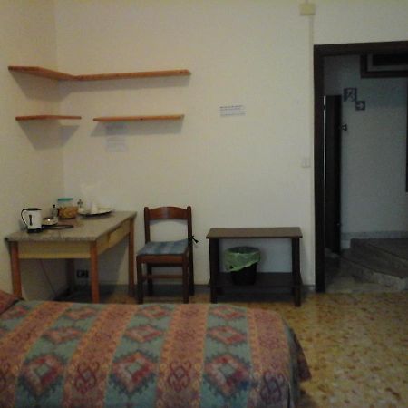 B&B Near Metro' Central Line - Only Wc In The Rooms 15 Minutes To Termini Station 20 To Spagna Square - In The Night Bus Roma Ngoại thất bức ảnh